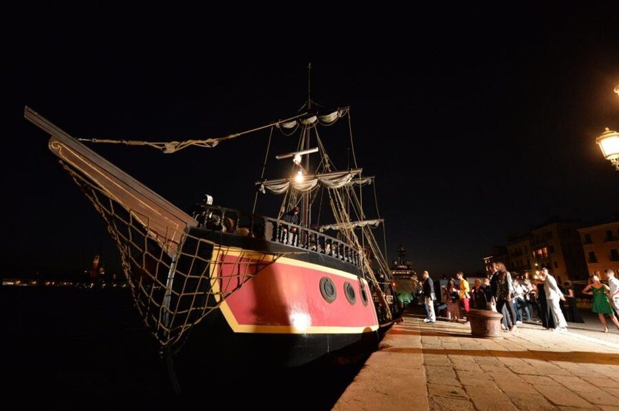 Venice: Venetian Lagoon Tour and Galleon Dinner - Murano, Mazzorbo, and the islands of the lagoon