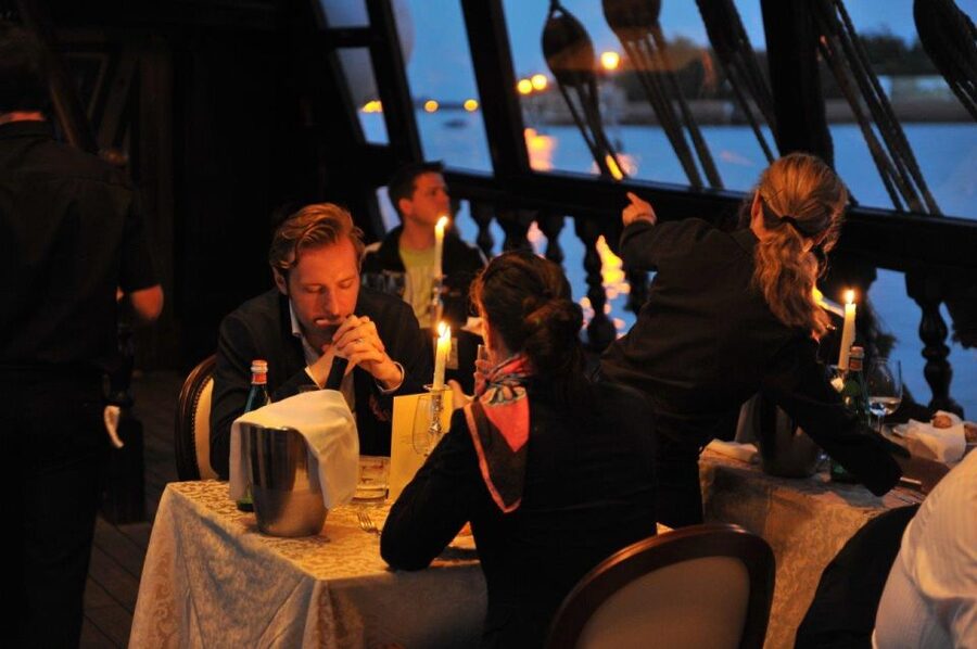 Venice: Venetian Lagoon Tour and Galleon Dinner - Choosing the right table