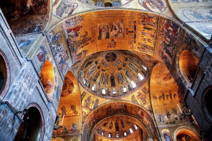 Venice: Walking tour, Doge Palace, & St. Mark's Basilica - Guides, group size, and the pace of the day